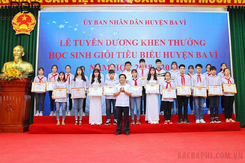 Các em học sinh trường THCS Phong Vân và các trường khác trên địa bàn tham dự lễ tuyên dương và khen thưởng học sinh tiêu biểu của huyện Và nhiều hoạt động vui chơi khác