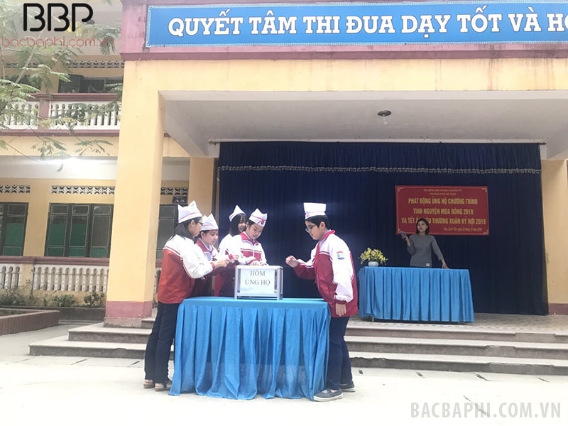 Các em học sinh nhà trường thực hiện ủng hộ cho những đồng bào đang gặp khó khăn Các em học sinh nhà trường thực hiện ủng hộ cho những đồng bào đang gặp khó khăn