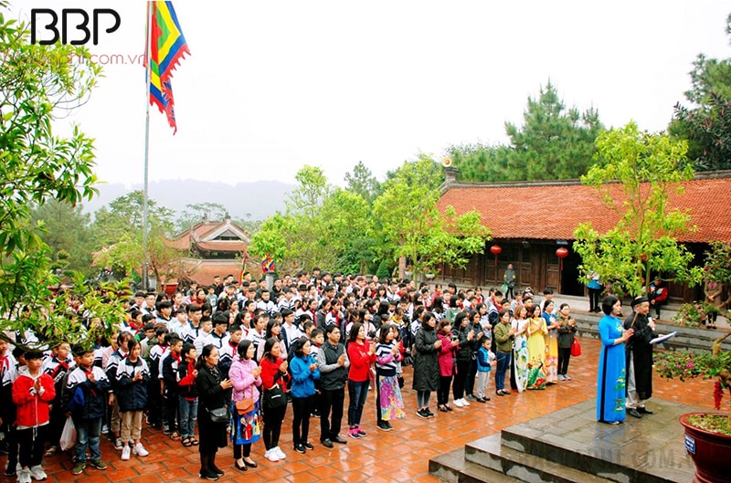 Lễ dâng hương tại đền thờ Chu Văn An của cô và trò trường THCS thị trấn Thường Tín Lễ dâng hương tại đền thờ Chu Văn An của cô và trò trường THCS thị trấn Thường Tín