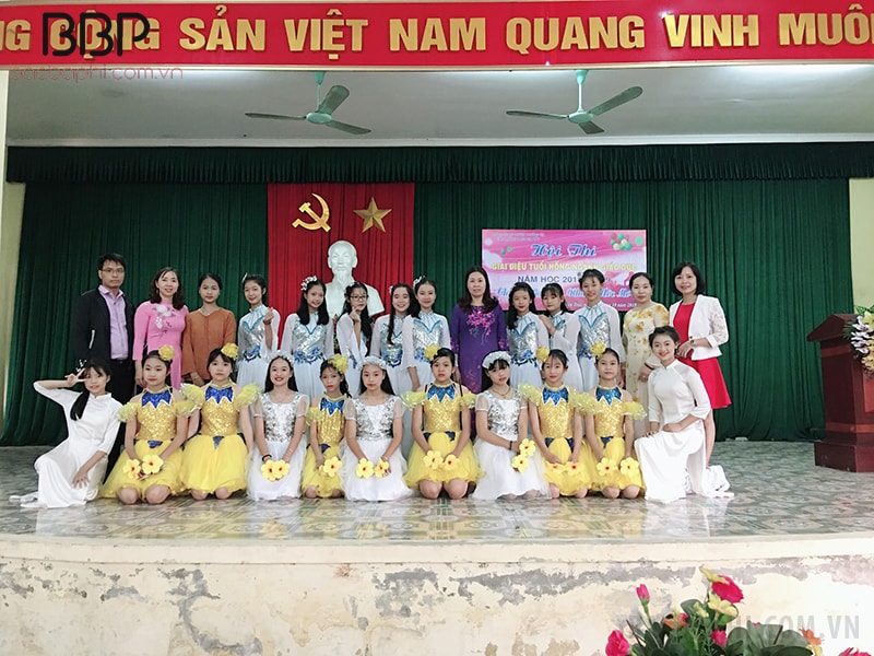 Cô trò trường THCS thị trấn Thường Tín chụp ảnh lưu niệm khi tham gia cuộc thi Giai điệu tuổi hồng Cô trò trường THCS thị trấn Thường Tín chụp ảnh lưu niệm khi tham gia cuộc thi Giai điệu tuổi hồng