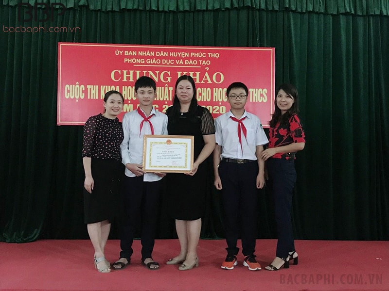 Các em học sinh tham dự hội thi khoa học kỹ thuật Các em học sinh tham dự hội thi khoa học kỹ thuật
