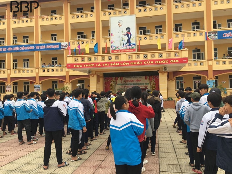 Các em học sinh tham gia hoạt động gói bánh chưng cho người nghèo Các em học sinh tham gia hoạt động gói bánh chưng cho người nghèo