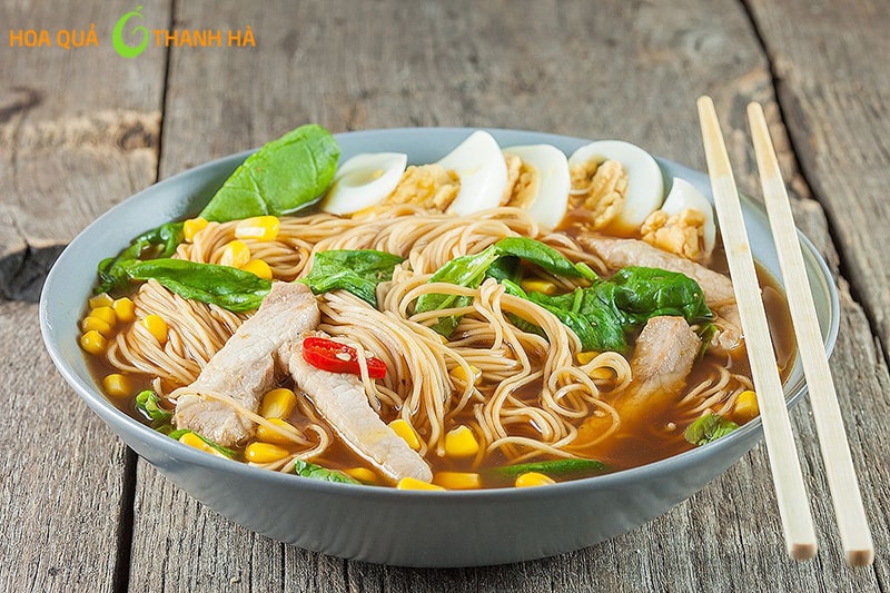 Bát mì tôm chua cay hấp dẫn là món khoái khẩu của nhiều người Bát mì tôm chua cay hấp dẫn là món khoái khẩu của nhiều người