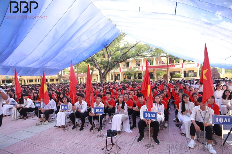 Khuôn viên sân trường rộng rãi, có bạt che nắng cho các em học sinh Khuôn viên sân trường rộng rãi, có bạt che nắng cho các em học sinh