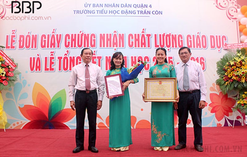 Ban giám hiệu nhà trường nhận giấy chứng nhận Chất lượng giáo dục Ban giám hiệu nhà trường nhận giấy chứng nhận Chất lượng giáo dục