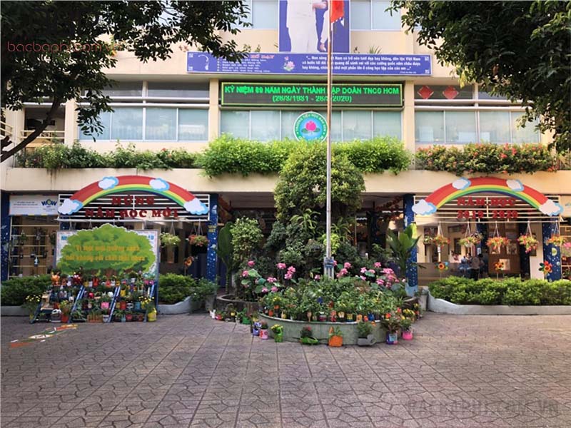 Không gian sân trường được trang trí nhiều cây xanh, thân thiện với môi trường Không gian sân trường được trang trí nhiều cây xanh, thân thiện với môi trường