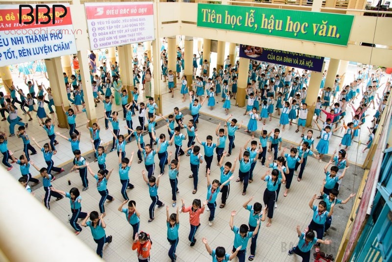 Không gian sân trường cho các hoạt động thể dục giữa giờ Không gian sân trường cho các hoạt động thể dục giữa giờ