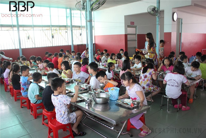 Bếp ăn sạch sẽ, đảm bảo tiêu chuẩn Bếp ăn sạch sẽ, đảm bảo tiêu chuẩn
