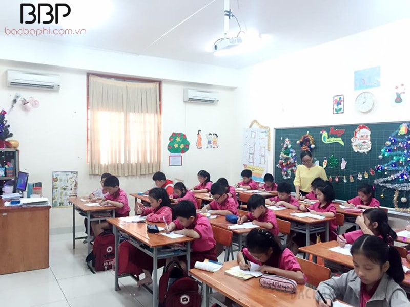 Lớp học trang bị 2 điều hòa nên rất mát mẻ Lớp học trang bị 2 điều hòa nên rất mát mẻ