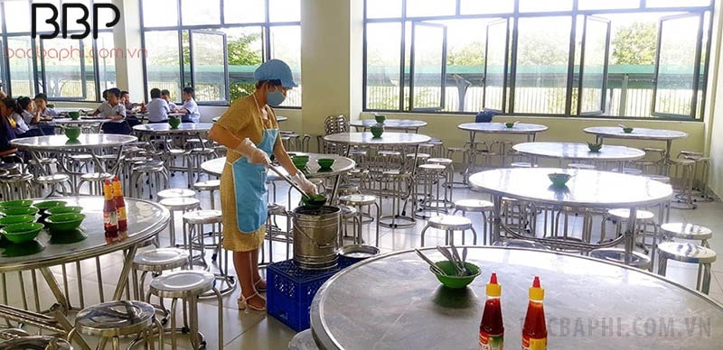 Bếp ăn của nhà trường sạch sẽ, đảm bảo vệ sinh Bếp ăn của nhà trường sạch sẽ, đảm bảo vệ sinh