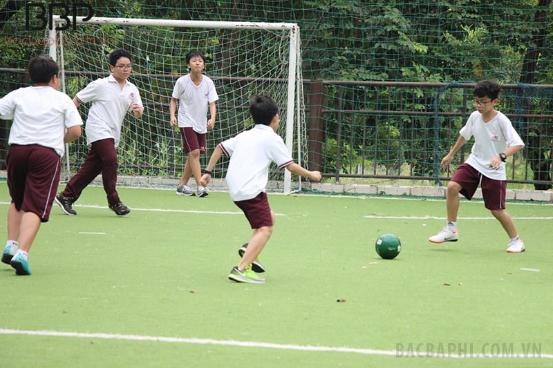 Có sân bóng ngoài trời cho học sinh