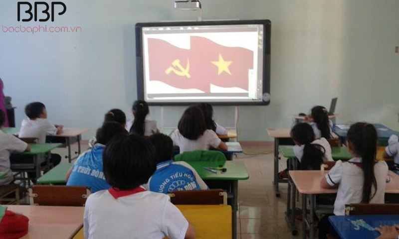 Lớp học được trang bị máy chiếu giúp việc học thêm thú vị hơn Lớp học được trang bị máy chiếu giúp việc học thêm thú vị hơn