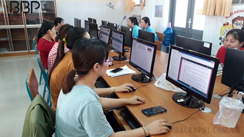 Các cán bộ giáo viên trong trường tập huấn tại phòng tin học trường Các cán bộ giáo viên trong trường tập huấn tại phòng tin học trường
