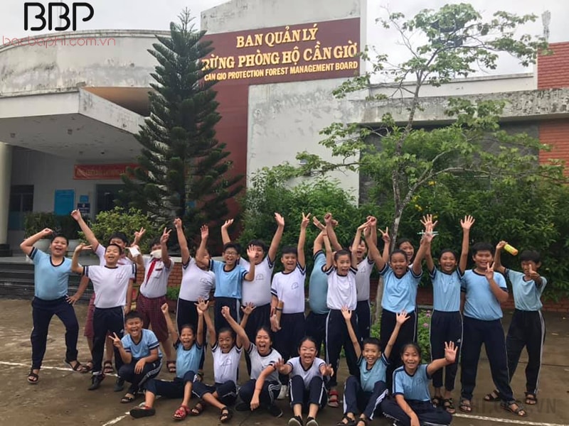 Học sinh tham gia giờ ngoại khóa tại Rừng phòng hộ Học sinh tham gia giờ ngoại khóa tại Rừng phòng hộ