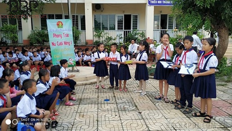 Khoảng sân trường rộng, có nhiều cây xanh Khoảng sân trường rộng, có nhiều cây xanh