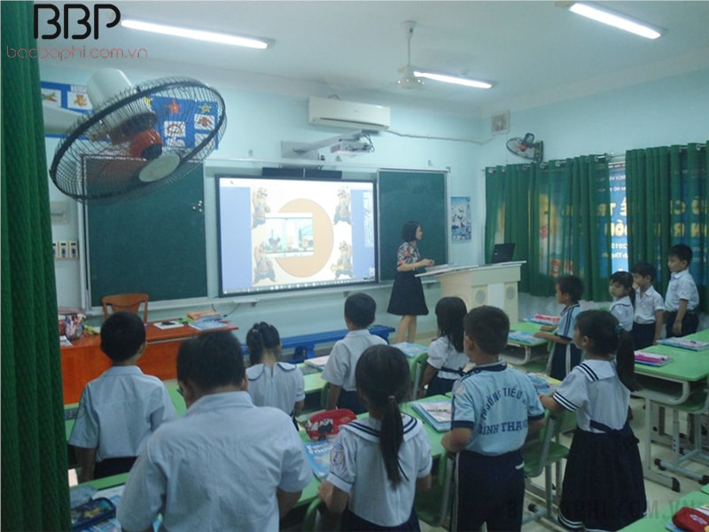 Lớp học có đầy đủ trang thiết bị hiện đại Lớp học có đầy đủ trang thiết bị hiện đại