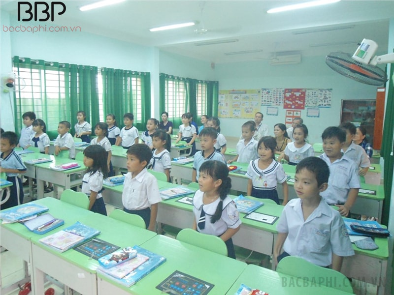 Lớp học rộng rãi, không quá 40 học sinh, có đầy đủ bàn học cho các em Lớp học rộng rãi, không quá 40 học sinh, có đầy đủ bàn học cho các em
