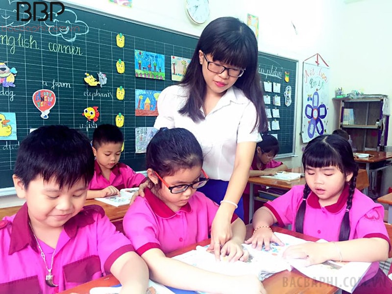 Giáo viên tận tình chỉ dạy học sinh Giáo viên tận tình chỉ dạy học sinh