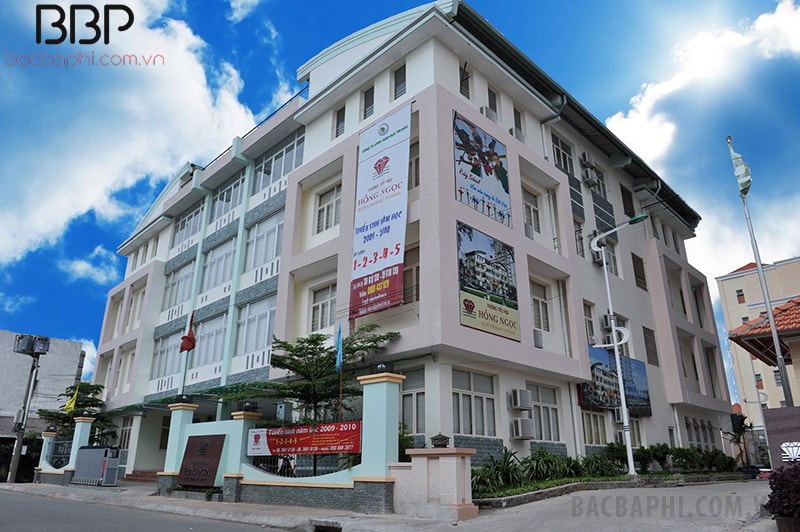 Trường có khuôn viên rộng, đầy đủ phòng học Trường có khuôn viên rộng, đầy đủ phòng học