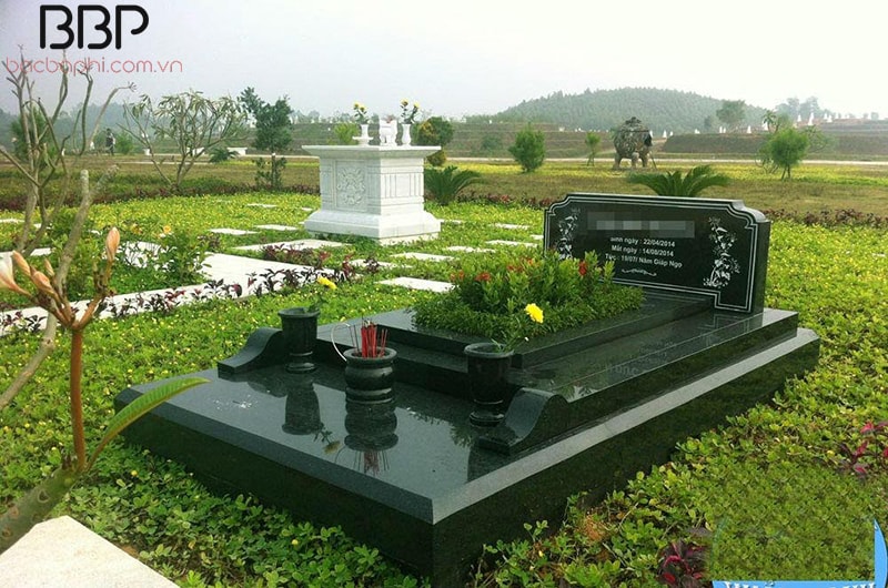Người ta thường trồng hoa xung quanh mộ để trang trí Người ta thường trồng hoa xung quanh mộ để trang trí