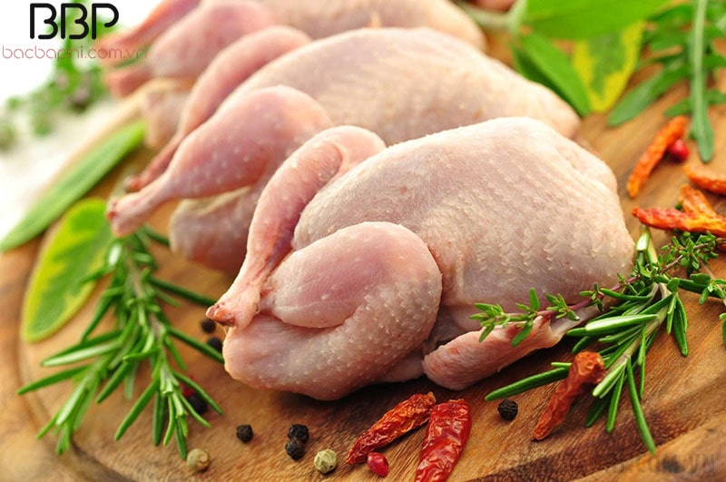 Trong thịt gà có ít chất béo, nên nếu ăn đúng cách sẽ rất có lợi Trong thịt gà có ít chất béo, nên nếu ăn đúng cách sẽ rất có lợi