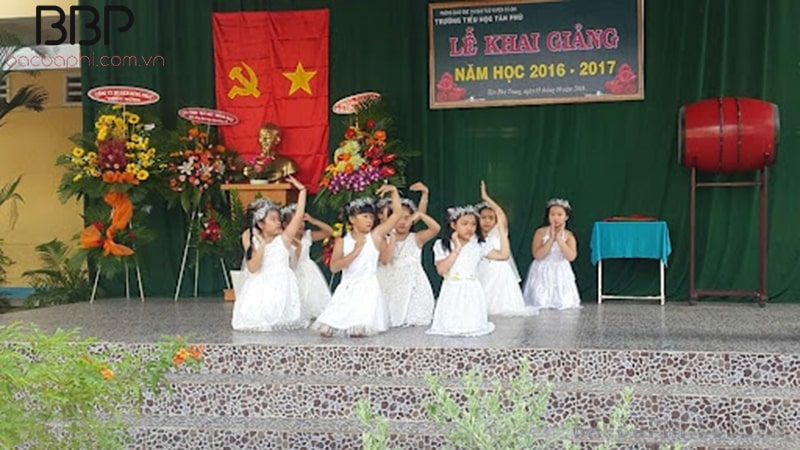 Các hoạt động văn nghệ tại trường Tân Phú Các hoạt động văn nghệ tại trường Tân Phú